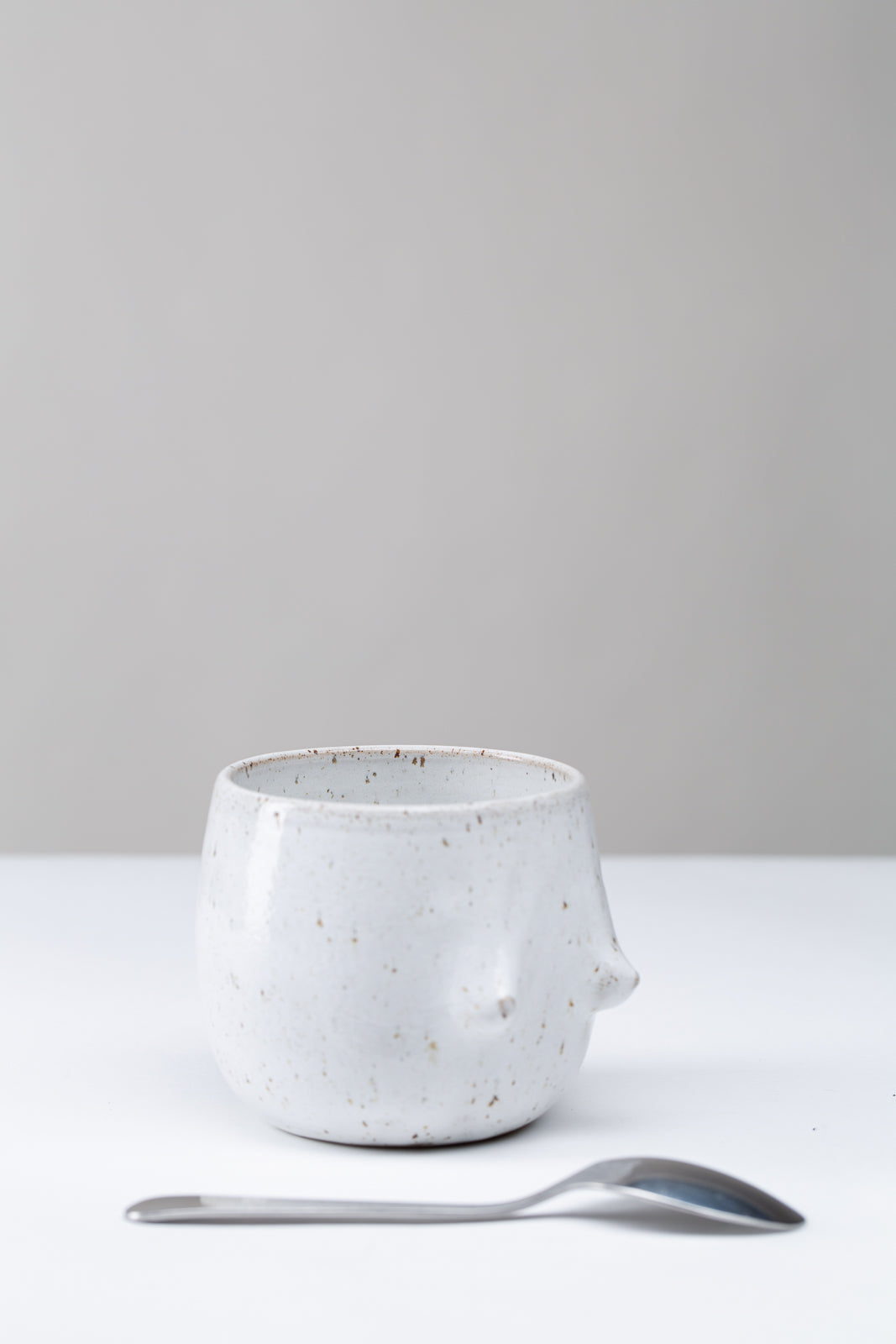 "Boobie" Becher M - weiß gepunktet