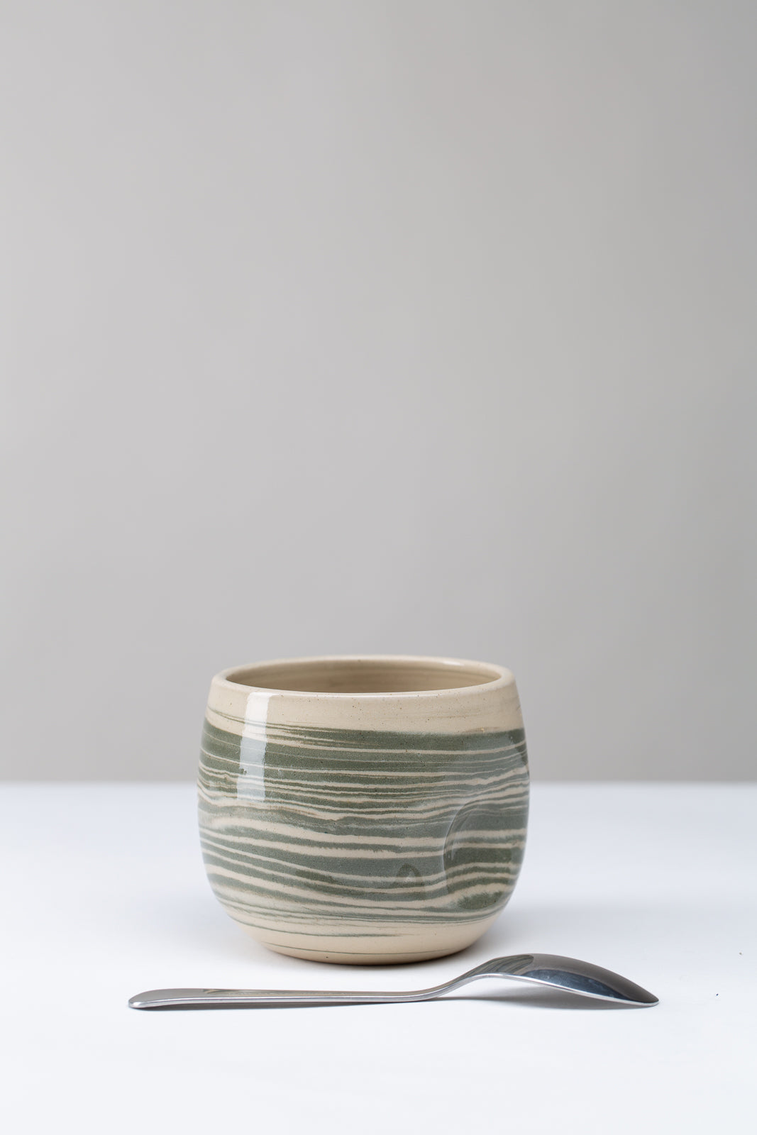 "Marble" Becher mit Daumendruck - grün marmoriert