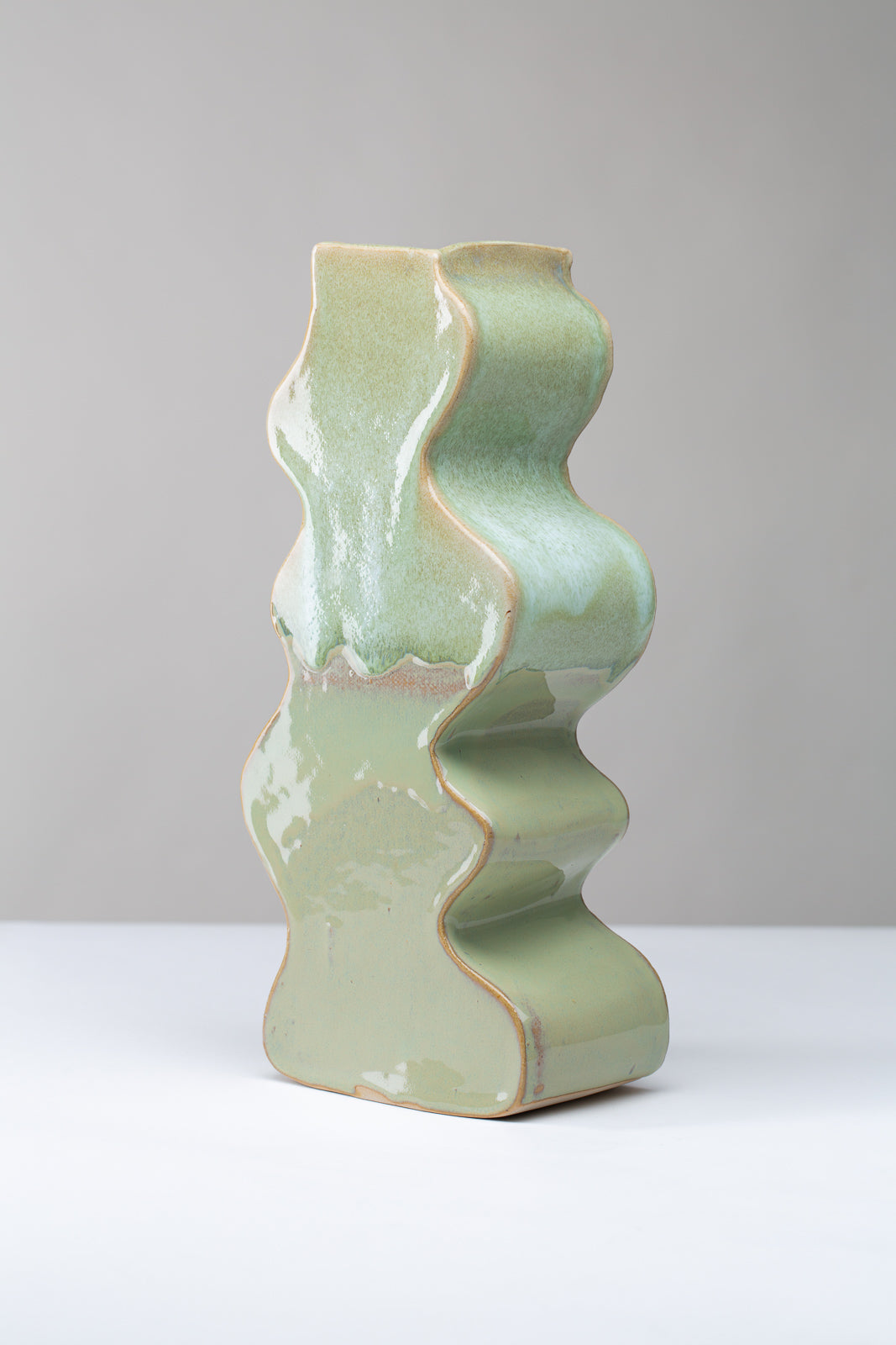 wellige hohe Vase in hellgrünen Tönen
