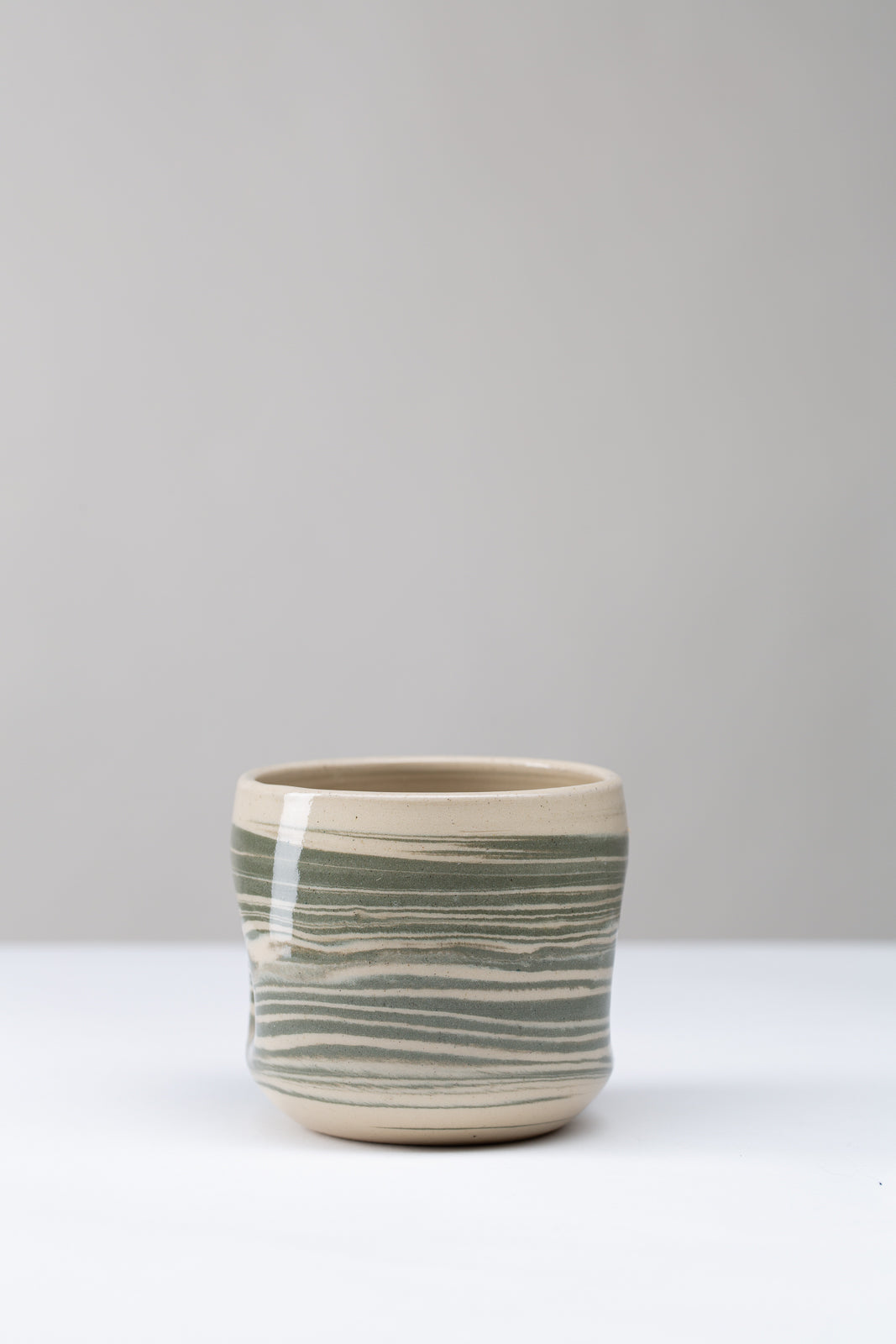 "Marble" Becher mit Daumendruck - grün marmoriert