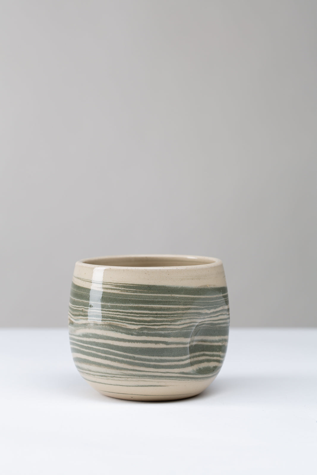 "Marble" Becher mit Daumendruck - grün marmoriert