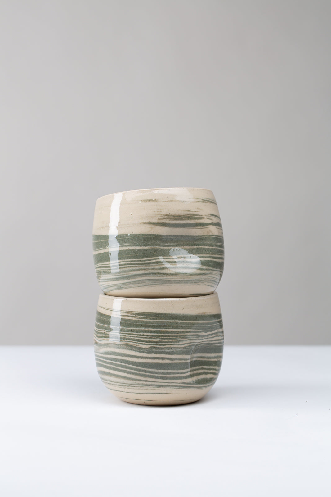 "Marble" Becher mit Daumendruck - grün marmoriert