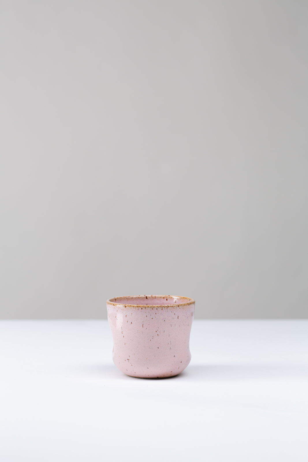 Espressobecher mit Daumendruck - rosa gepunktet