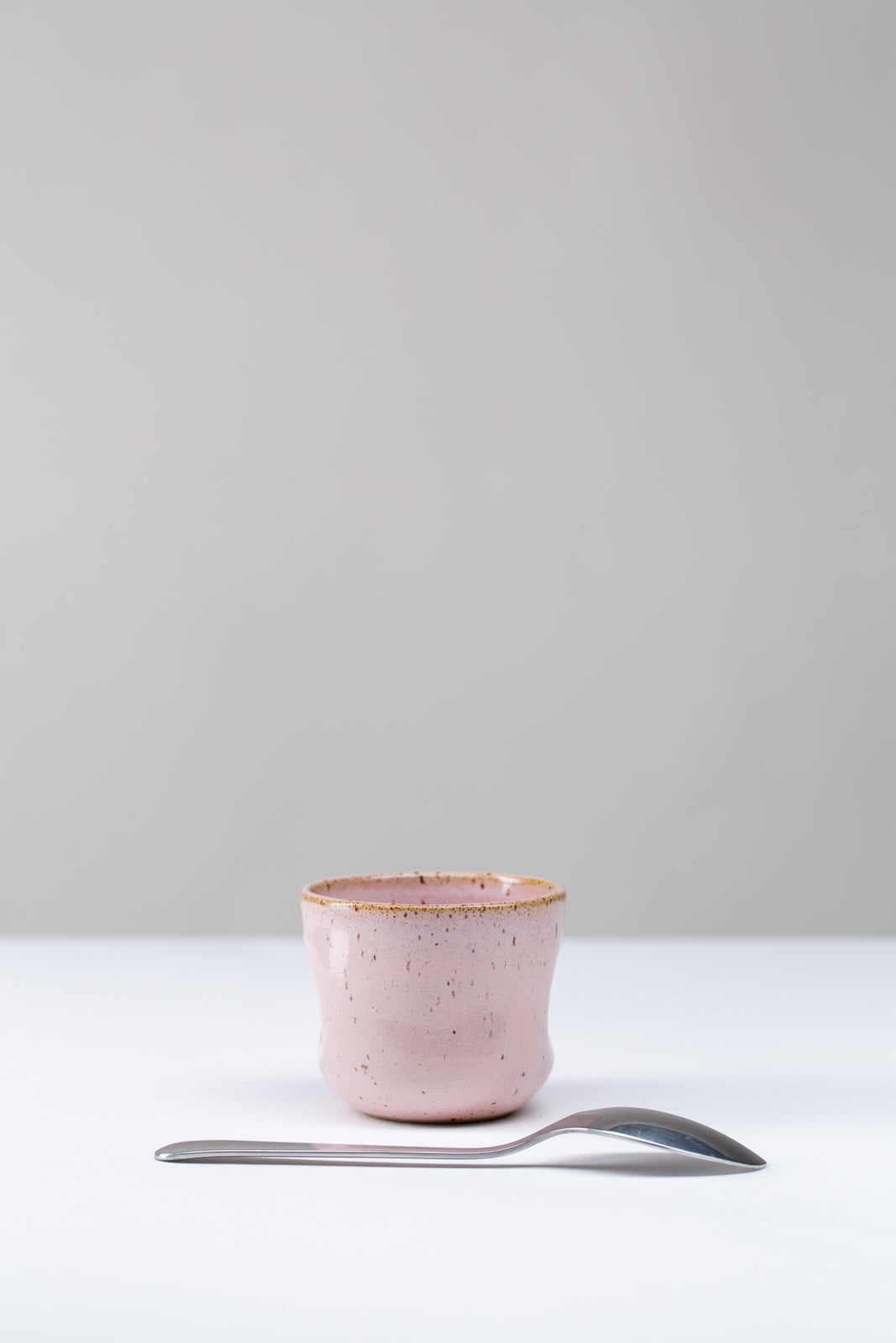 Espressobecher mit Daumendruck - rosa gepunktet