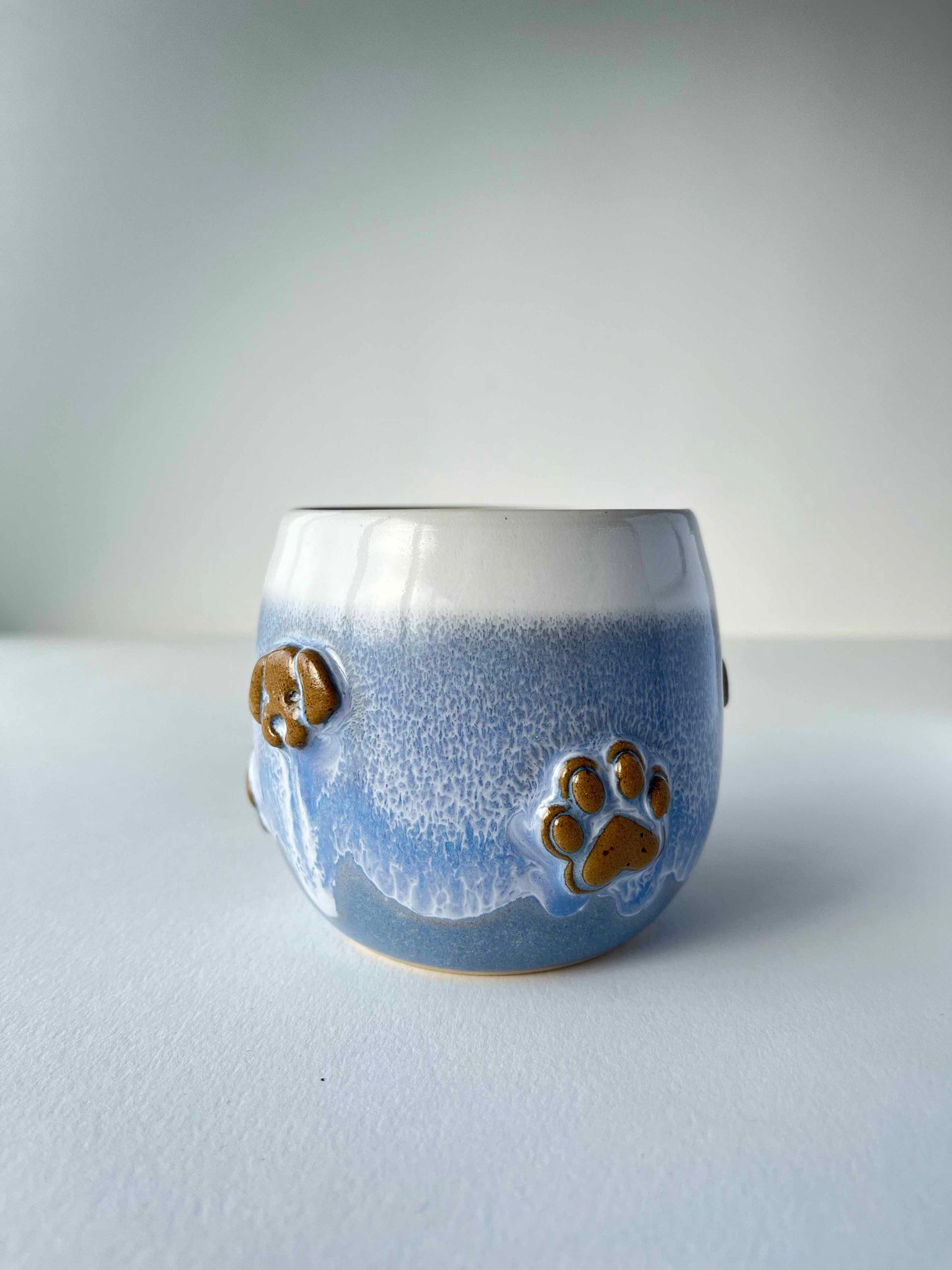 Becher in Eisblau weiß - Motiv "Hund"