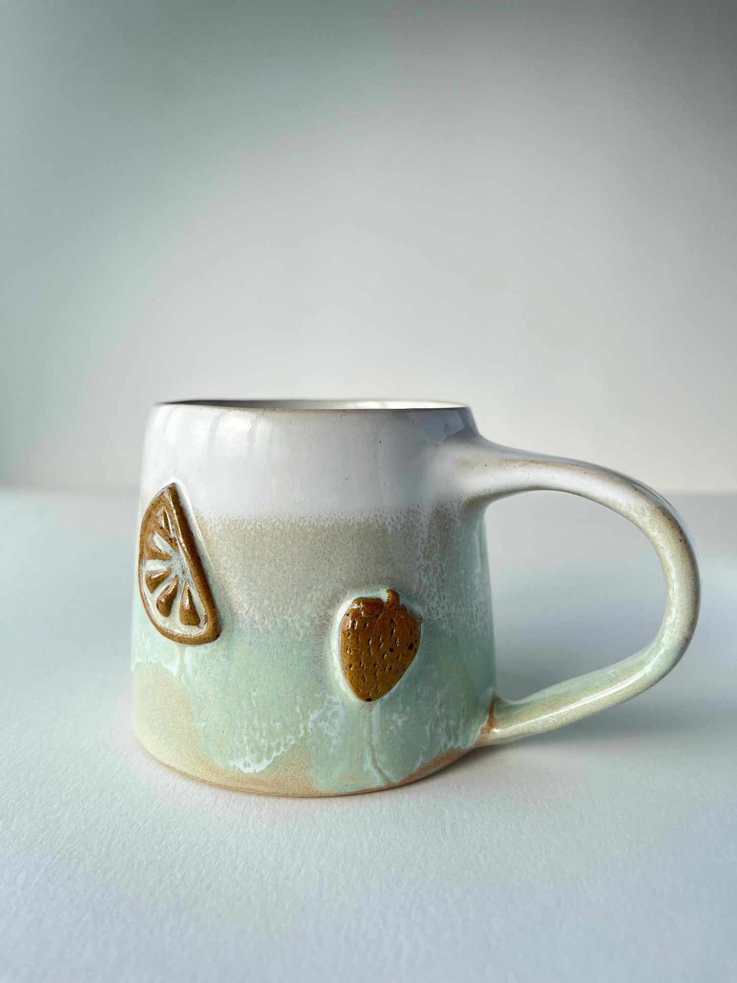 Tasse in Mintgrün weiß - Motiv "Früchte"