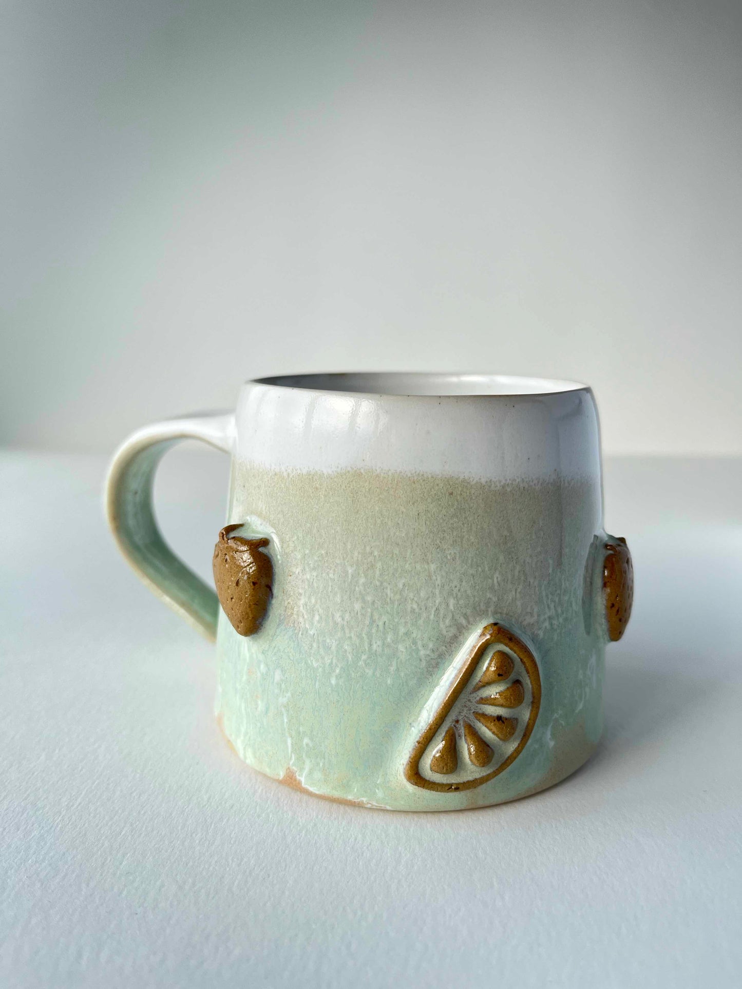 Tasse in Mintgrün weiß - Motiv "Früchte"